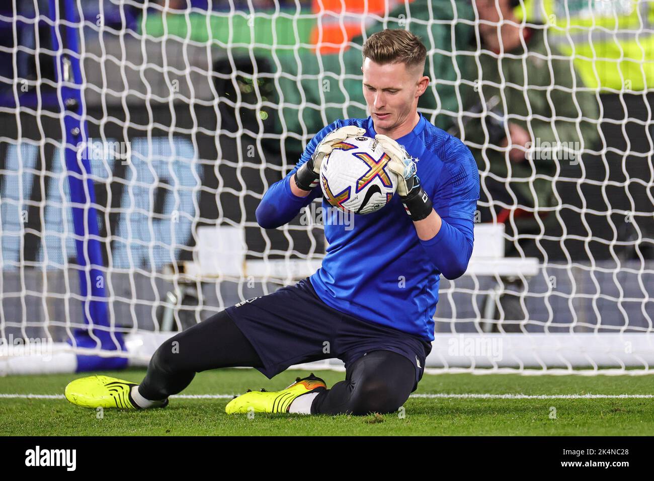 Dean Henderson #1 of Nottingham Forest during the pre-game warmup ahead of the Premier League match Leicester City vs Nottingham Forest at King Power Stadium, Leicester, United Kingdom, 3rd October 2022  (Photo by Mark Cosgrove/News Images) Stock Photo