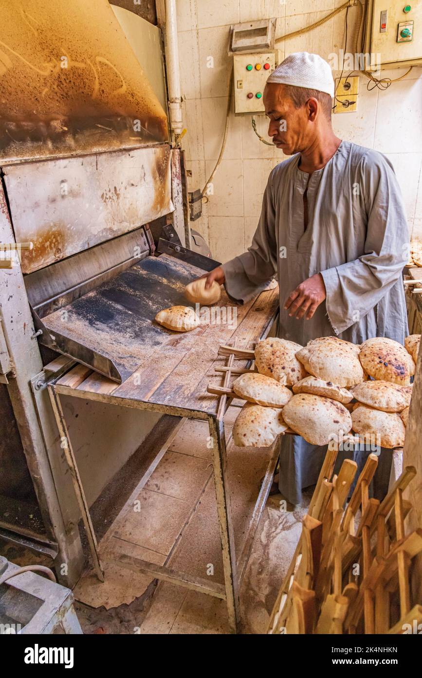 https://c8.alamy.com/comp/2K4NHKN/thebes-luxor-egypt-february-24-2022-baker-making-pita-bread-with-an-automated-oven-2K4NHKN.jpg