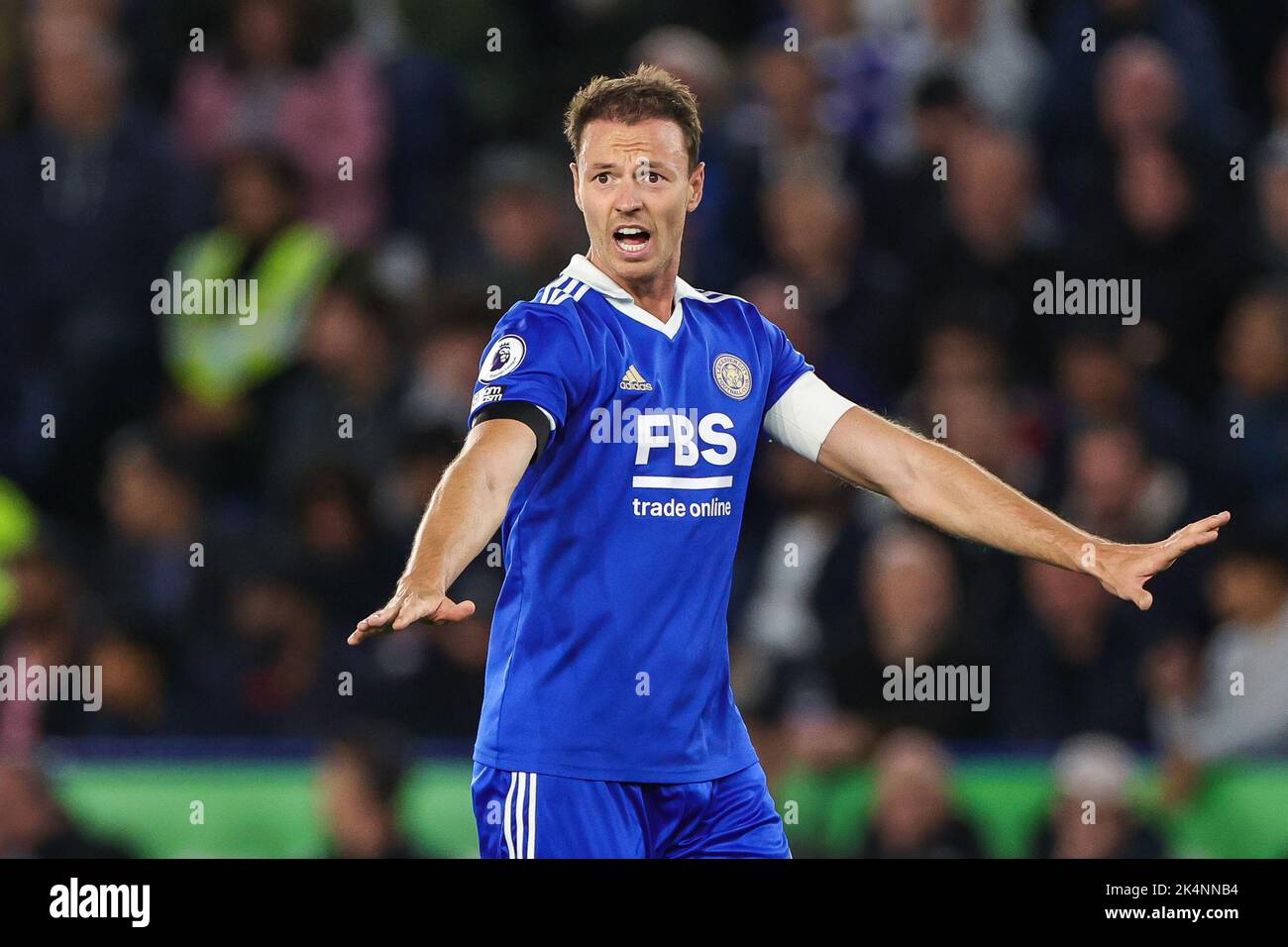 Jonny Evans #6 of Leicester City gives his team instructions during the during the Premier League match Leicester City vs Nottingham Forest at King Power Stadium, Leicester, United Kingdom, 3rd October 2022  (Photo by Mark Cosgrove/News Images) Stock Photo