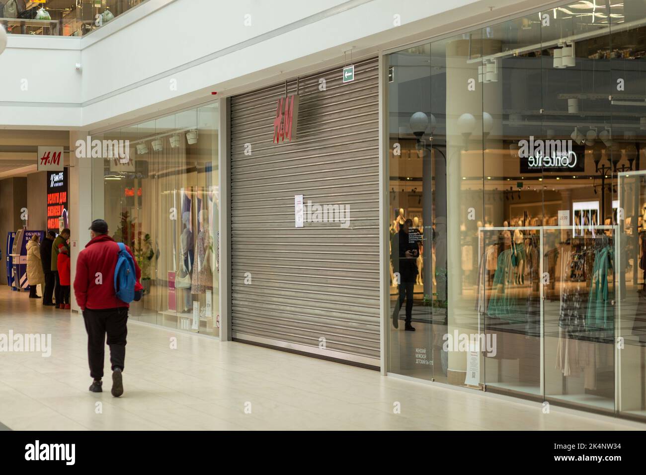 Grodno, Belarus - April 06, 2022: Closed HM store in Triniti shopping center. HM Group exits Russia. Global clothing brands stopped business activitie Stock Photo