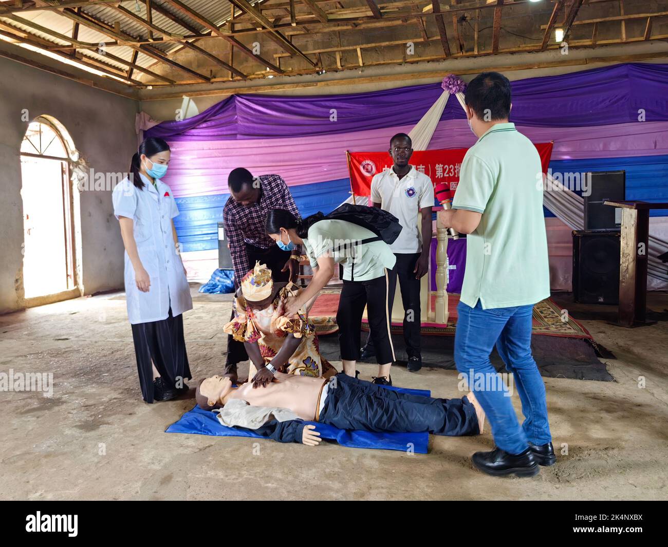 Freetown, Sierra Leone. 2nd Oct, 2022. Chinese doctors show local residents first-aid skills in the Hastings Community in Freetown, Sierra Leone, Oct. 2, 2022. The 23rd batch of the Chinese medical team in Sierra Leone on Sunday provided first-aid training to local communities to boost their capacities for dealing with emergencies. Credit: Xie Jingjing/Xinhua/Alamy Live News Stock Photo