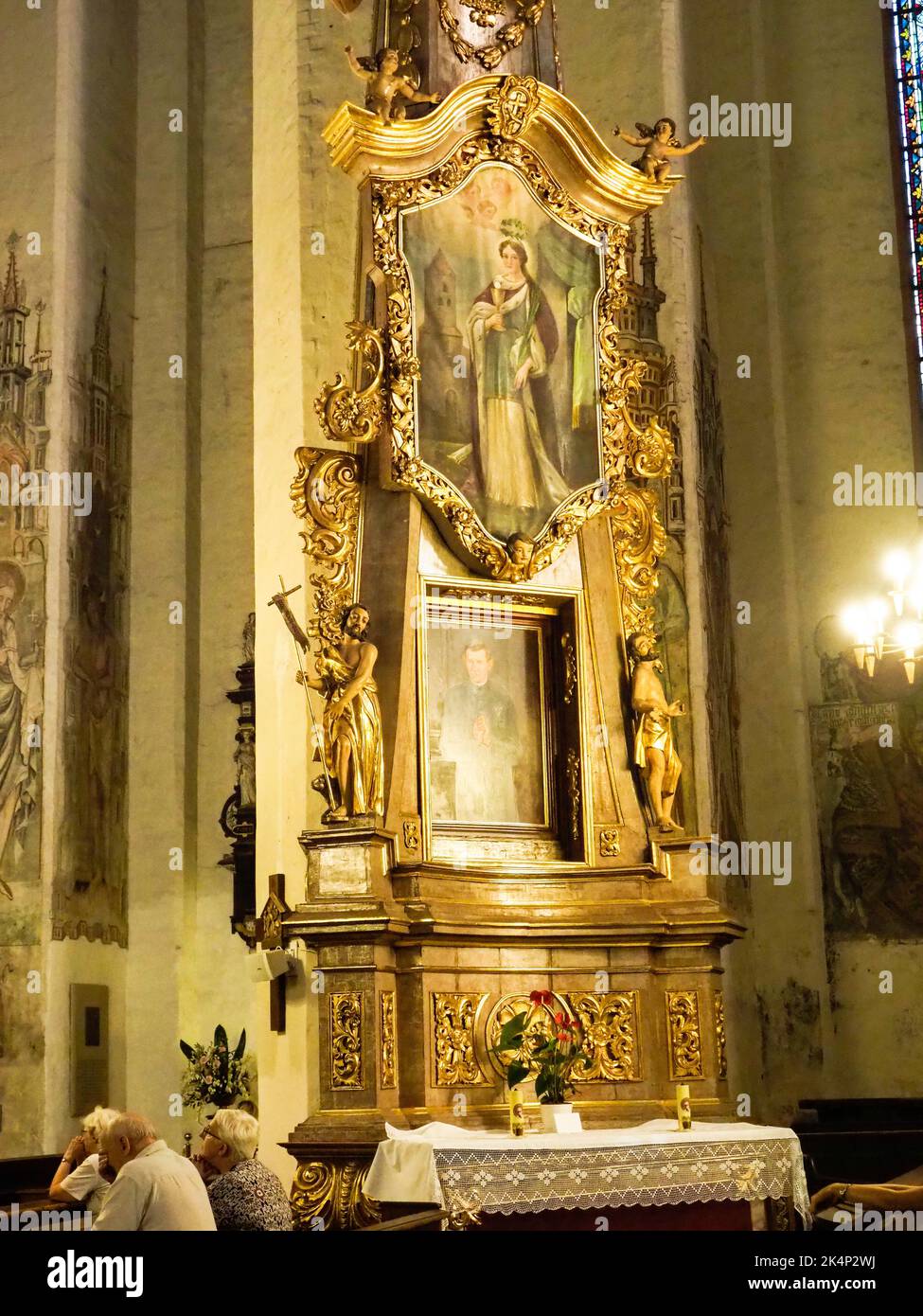 Gothic style altar hi-res stock photography and images - Alamy
