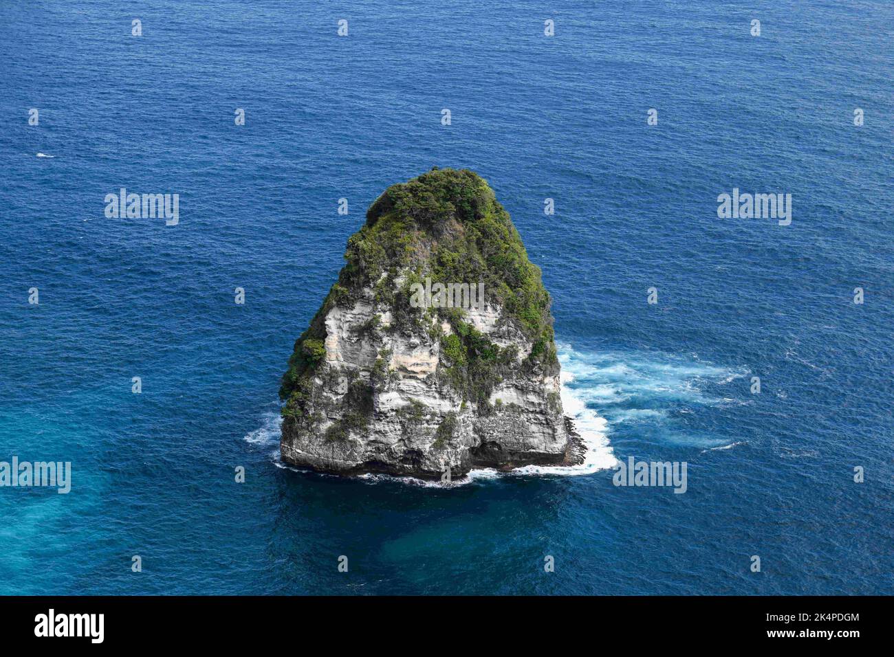 Bali, Indonesia. 17th Sep, 2022. An areal view of Paluang Cliff in Nusa Penida, Bali. Nusa Penida is an island located in the southeastern Indonesian island of Bali. Nusa Penida is known mostly for Kelingking Beach, Angel's Billabong, and Broken Beach. Nusa Penida island in Bali is one of the best island destinations in Asia. It is one of the top attractions for visitors. (Credit Image: © Piyas Biswas/SOPA Images via ZUMA Press Wire) Stock Photo