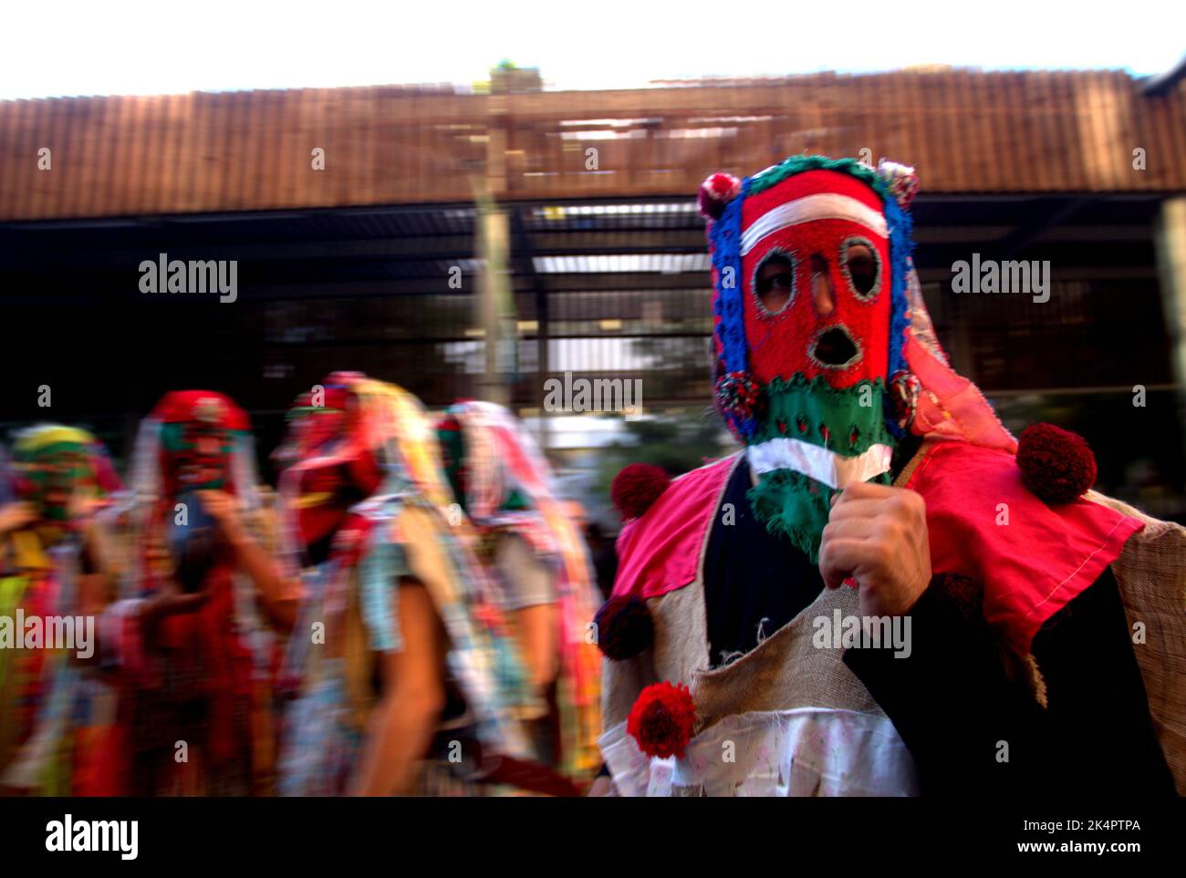 Spain. 01st Oct, 2022. The masks fill the streets of Zamora with a parade of more than 450 members from Spain and Portugal and more than 33 masquerades including Los Sidros and Asturian comedians. (Photo by Mercedes Menendez/Pacific Press) Credit: Pacific Press Media Production Corp./Alamy Live News Stock Photo