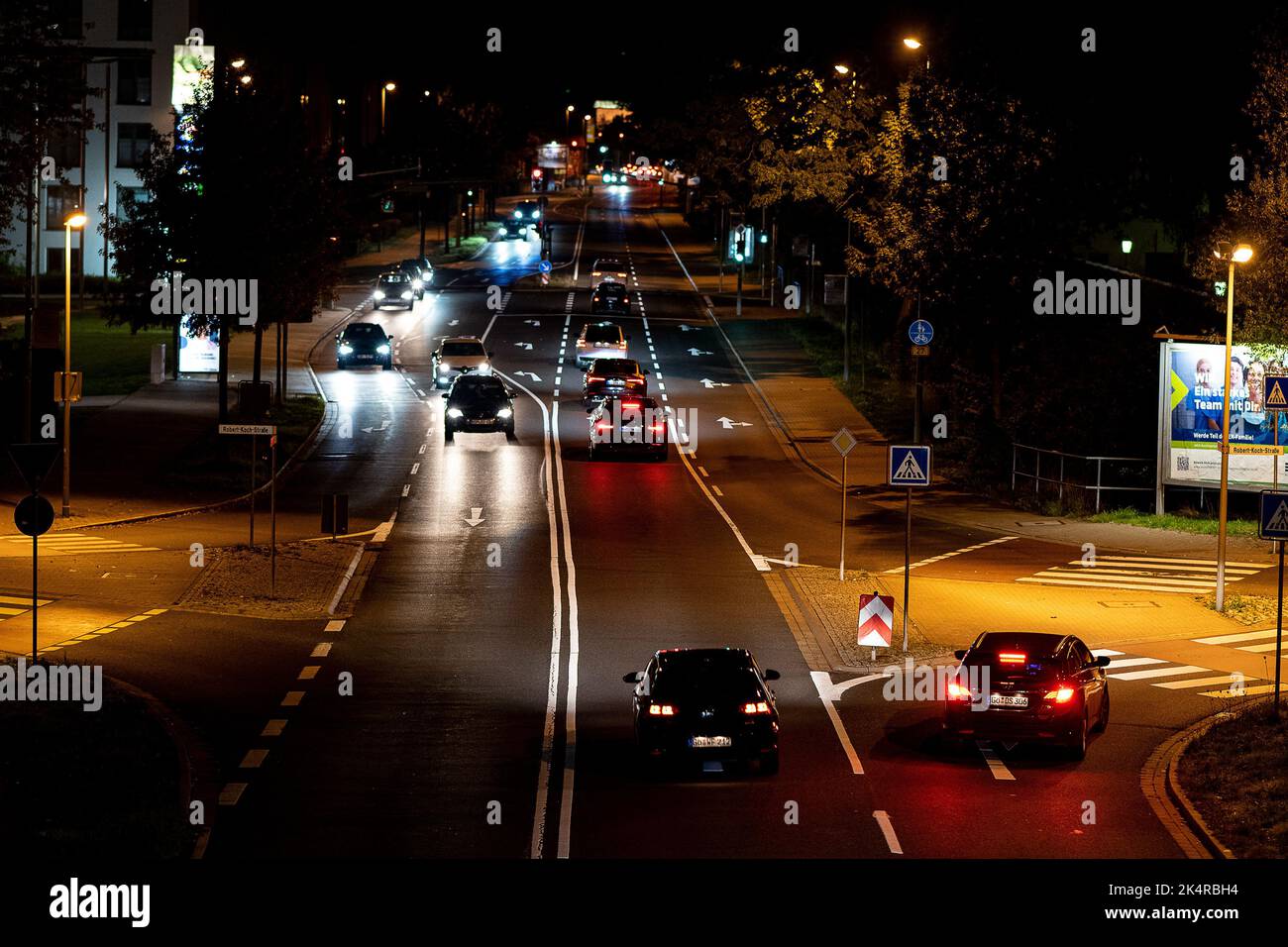 04 October 2022, Lower Saxony, Göttingen: Cars are heading into town on Federal Highway 27 in the early morning. Photo: Swen Pförtner/dpa Stock Photo