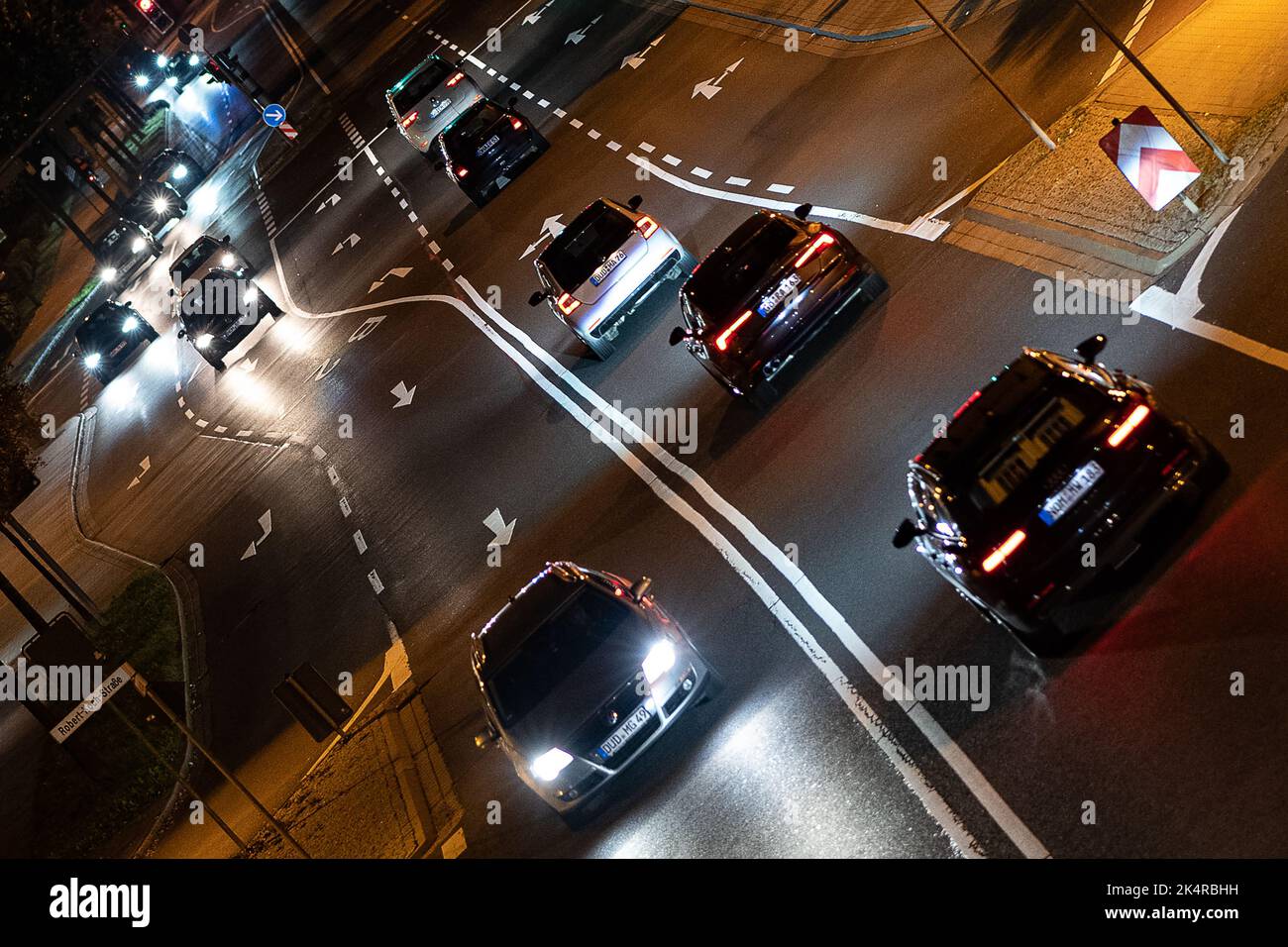 04 October 2022, Lower Saxony, Göttingen: Cars are heading into town on Federal Highway 27 in the early morning. Photo: Swen Pförtner/dpa Stock Photo