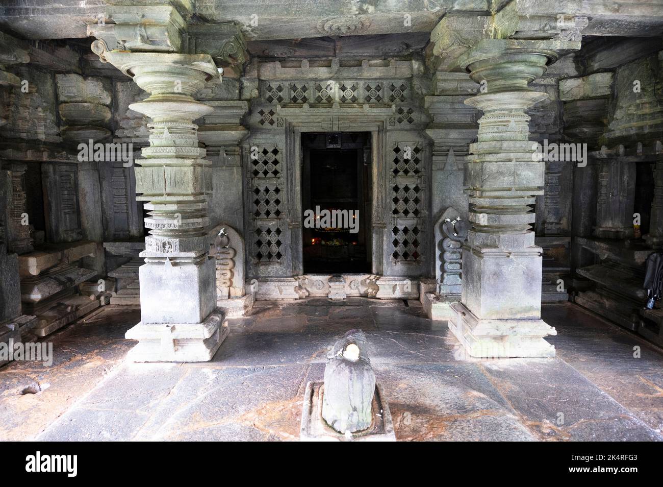 Inner view of the Mahadeva Temple, (Tambdi Surla)  a 12th-century Shaivite temple built in the Kadamba style from basalt. Near Bhagwan Mahaveer Wildli Stock Photo
