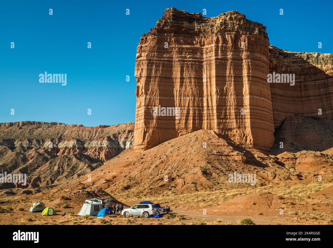 Entrada Sandstone fluted cliff, campers off Cathedral Valley Road, Middle Desert, near Capitol Reef National Park, Utah, USA Stock Photo