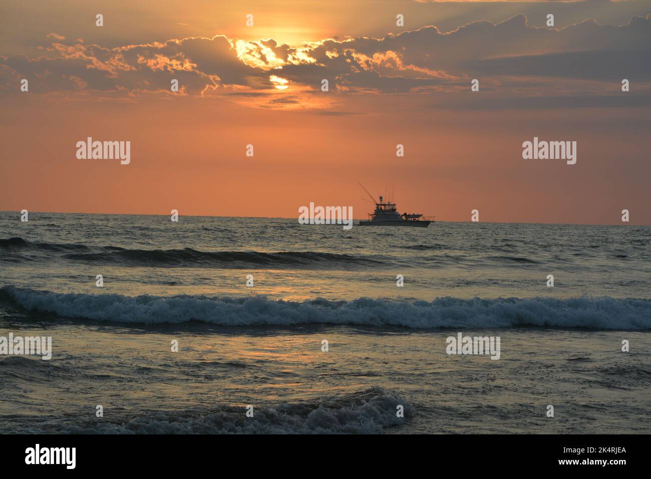 Ship over the horizon hi-res stock photography and images - Alamy
