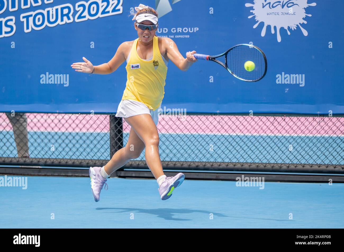 fodbold Tilmeld Lim HUA HIN, THAILAND - OCTOBER 4: Punnin Kovapitukted from Thailand during the  first round against Nefisa Berberovic from Bosnia and Herzegovina at the  CAL-COMP & XYZPRINTING ITF WORLD TENNIS TOUR 2022 at
