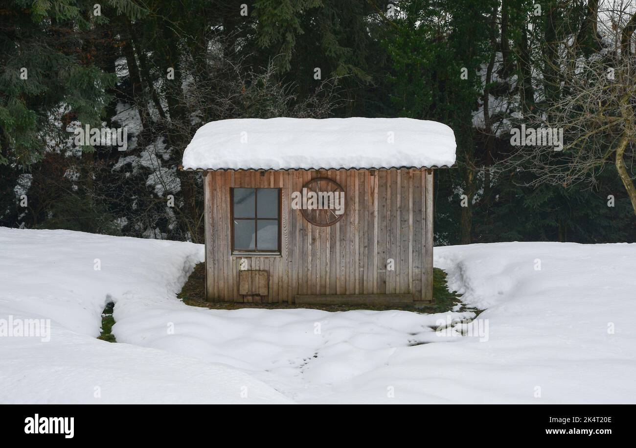 Cottage covered in snow hi-res stock photography and images - Alamy