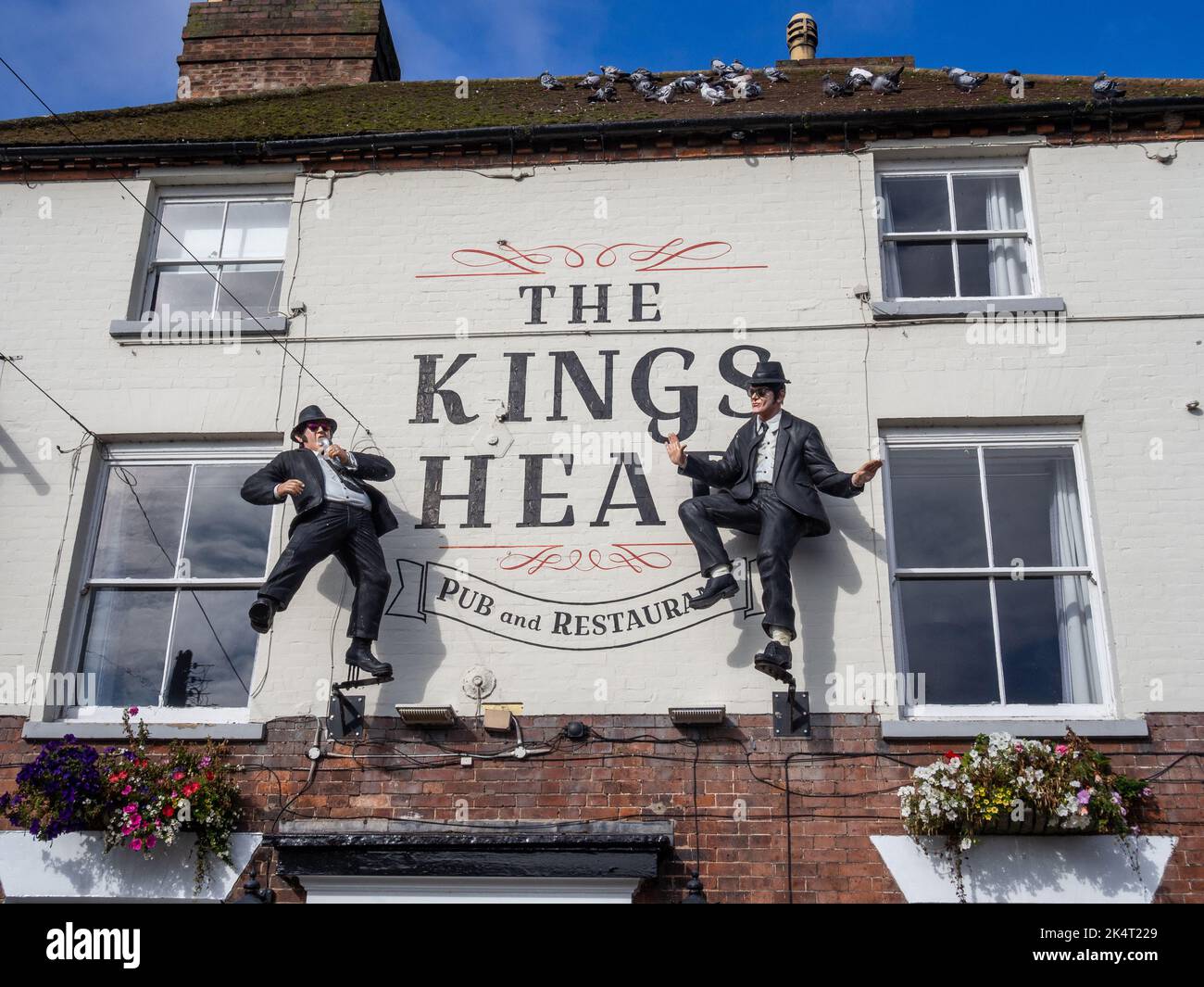The Kings Head pub and restaurant, with Blues Brothers figures decorating the outside, Upton Upon Severn, Worcestershire, UK Stock Photo
