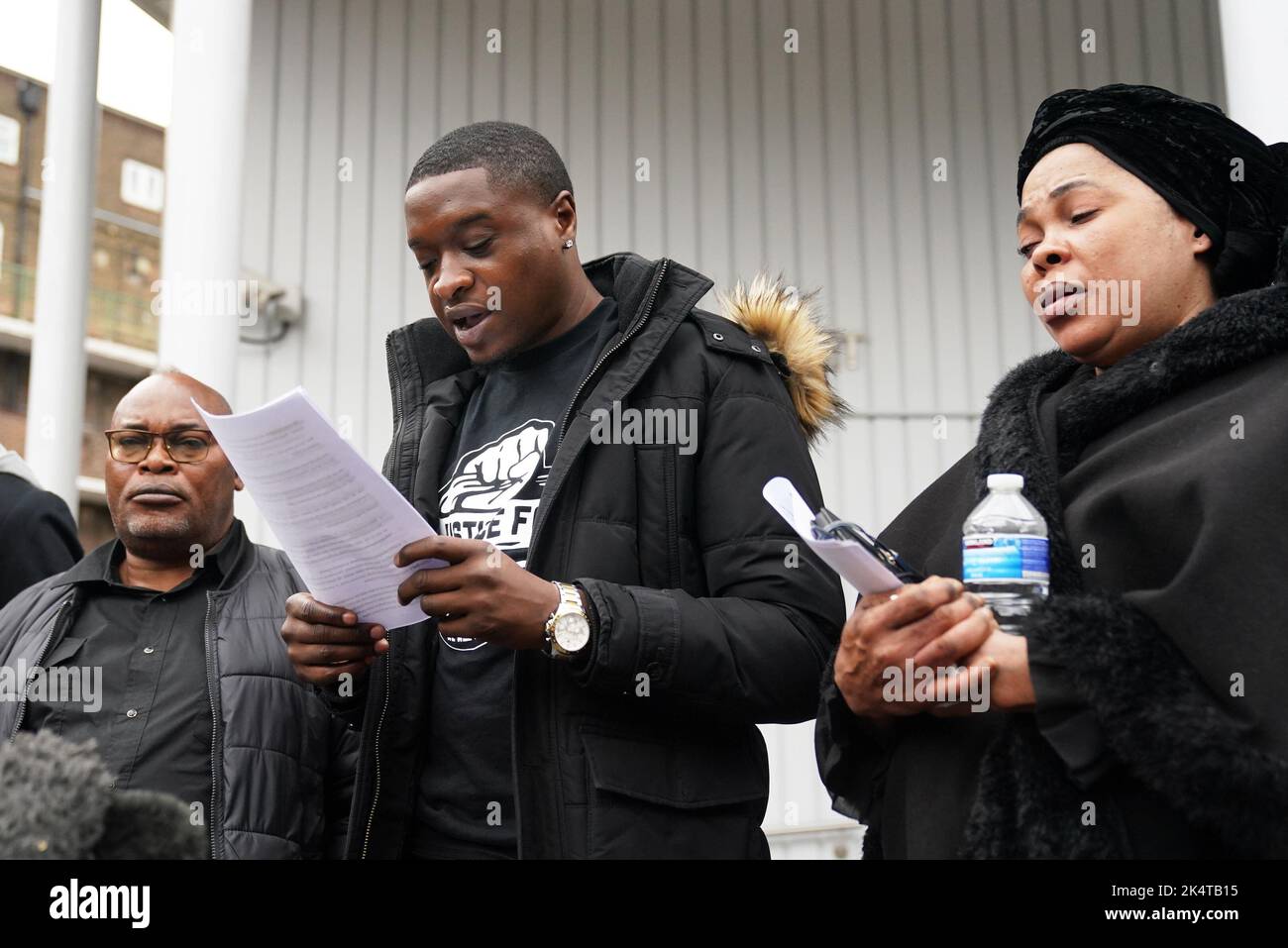 Chris Kaba's cousin Jefferson Bosela reads a statement outside Inner South London Coroner's Court, alongside Chris's parents Prosper Kaba (left) and Helen Lumuanganu after the inquest into his death. Picture date: Tuesday October 4, 2022. Stock Photo