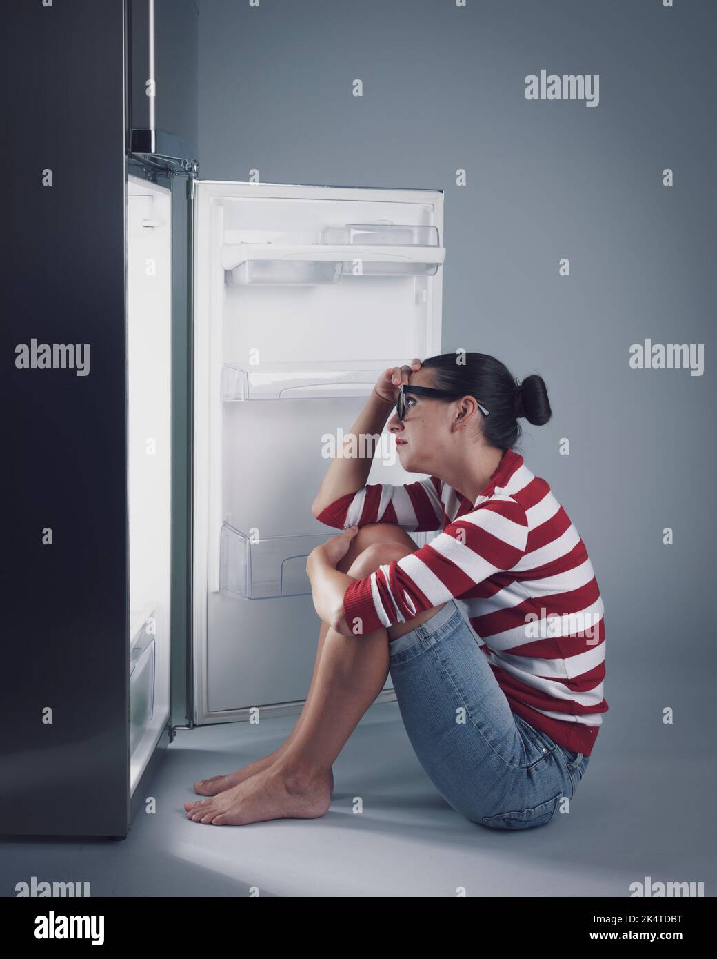 Young woman unhappy empty fridge hi-res stock photography and images ...