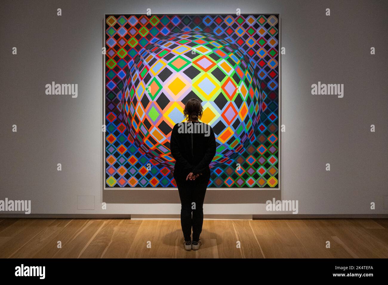 London, UK.  4 October 2022. A staff member views 'Vega-Multi', 1976, by Victor Vasarely at a preview of “Einstein in the Sky with Diamonds”, a new exhibition by the late Hungarian artist Victor Vasarely.  A selection of eight major works by the master of optical and kinetic art, covering almost his entire career from the 1950s to the 1980s are on show at Mazzoleni gallery in Mayfair 12 October to 16 December 2022.  Credit: Stephen Chung / Alamy Live News Stock Photo