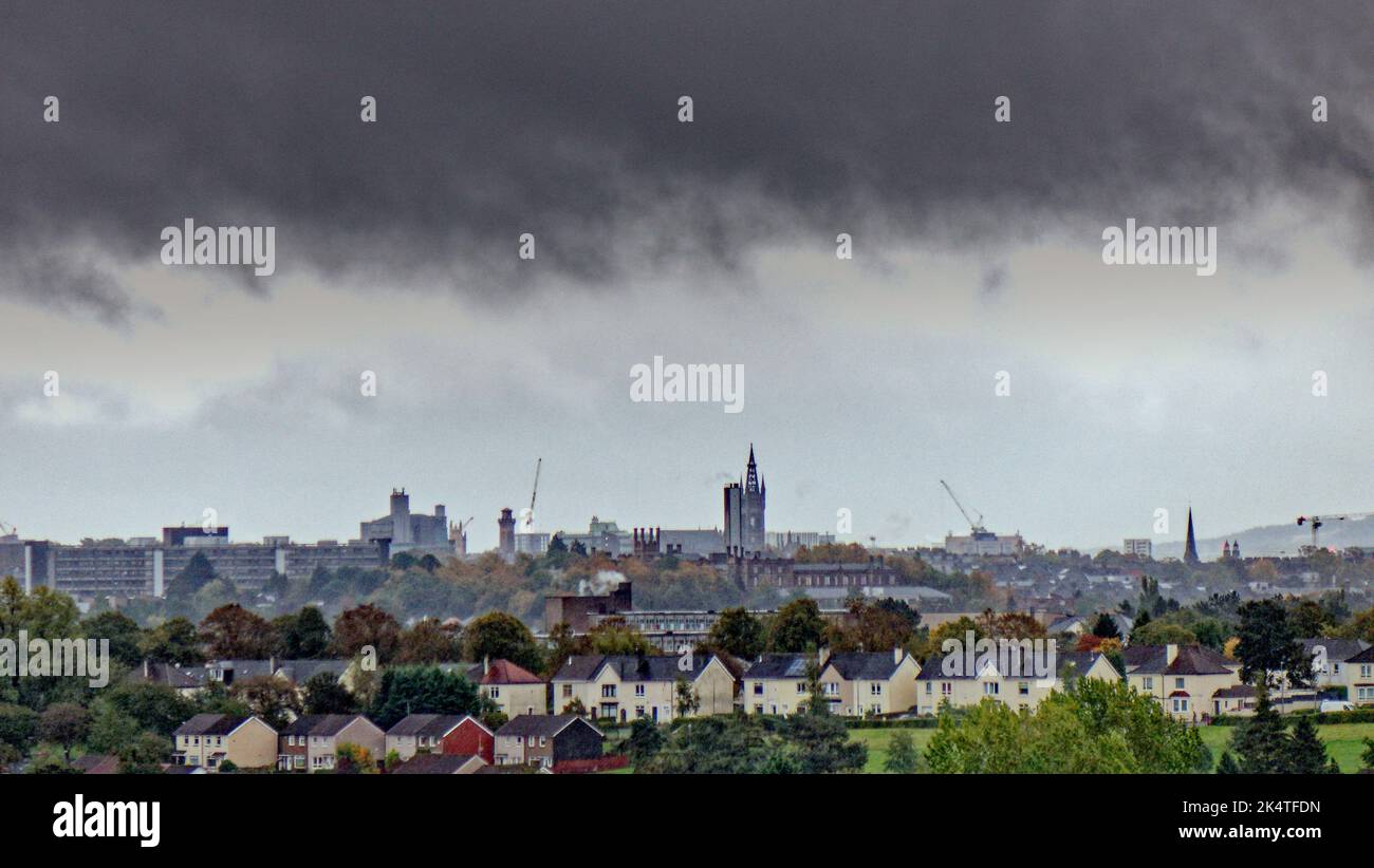 Glasgow, Scotland, UK 4th October, 2022. UK Weather Stormy West end of the city as autumn