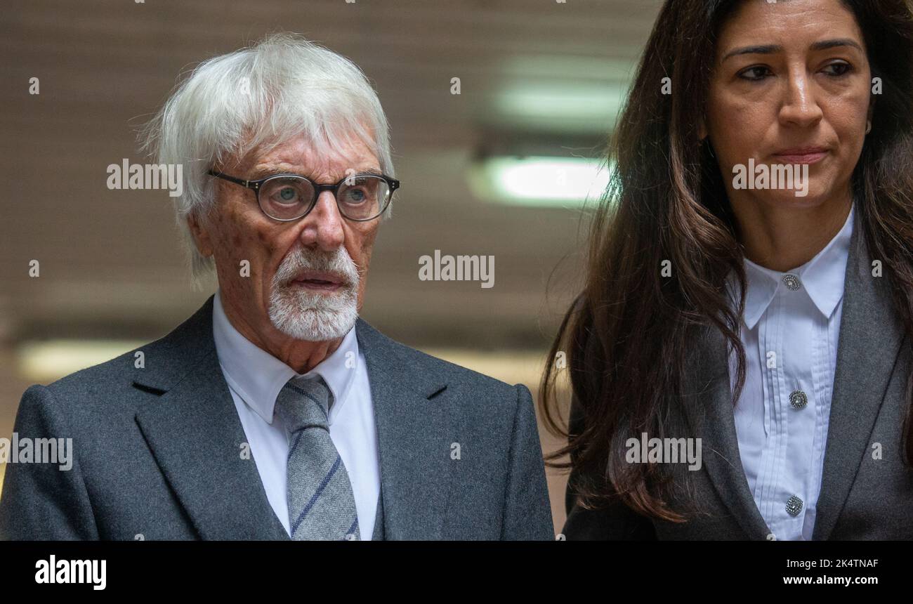 London, England, UK. 4th Oct, 2022. Former Formula-1 boss BERNIE ECCLESTONE is seen leaving Southwark Crown Court with his wife FABIANA FLOSI after the trial over fraud charges. (Credit Image: © Tayfun Salci/ZUMA Press Wire) Credit: ZUMA Press, Inc./Alamy Live News Stock Photo