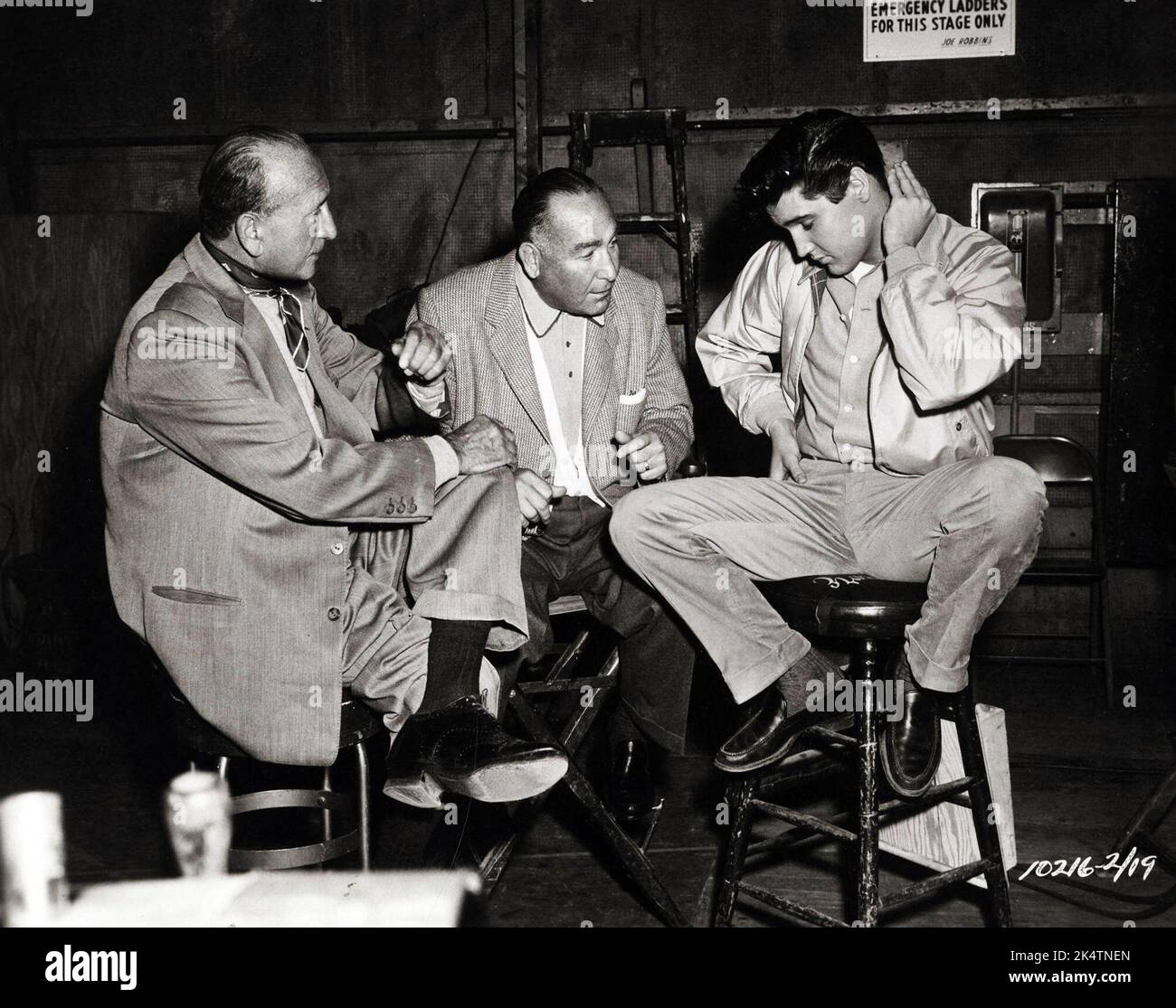 Director Michael Curtiz, Producer Hal Wallis and Elvis Presley. King Creole. February 1958 - Paramount Studios, Hollywood. Stock Photo
