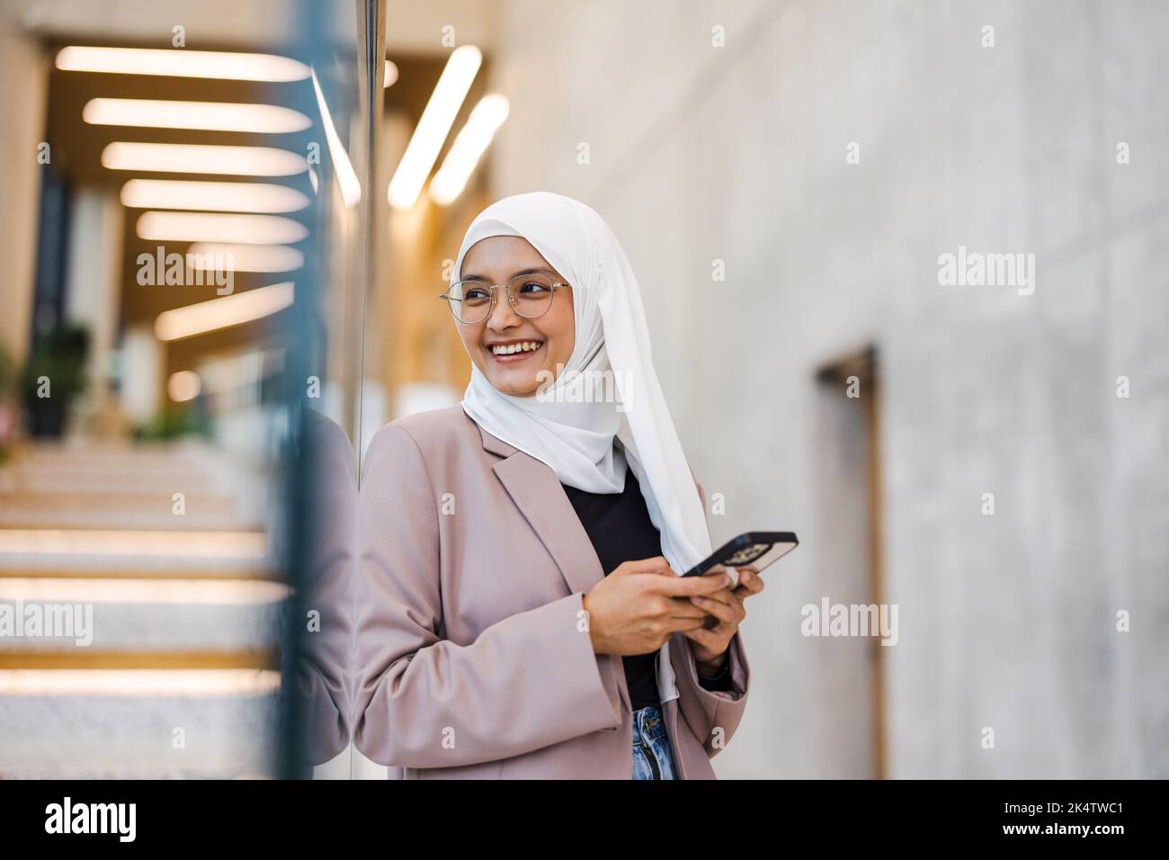 Portrait of beautiful muslim woman wearing hijab Stock Photo - Alamy