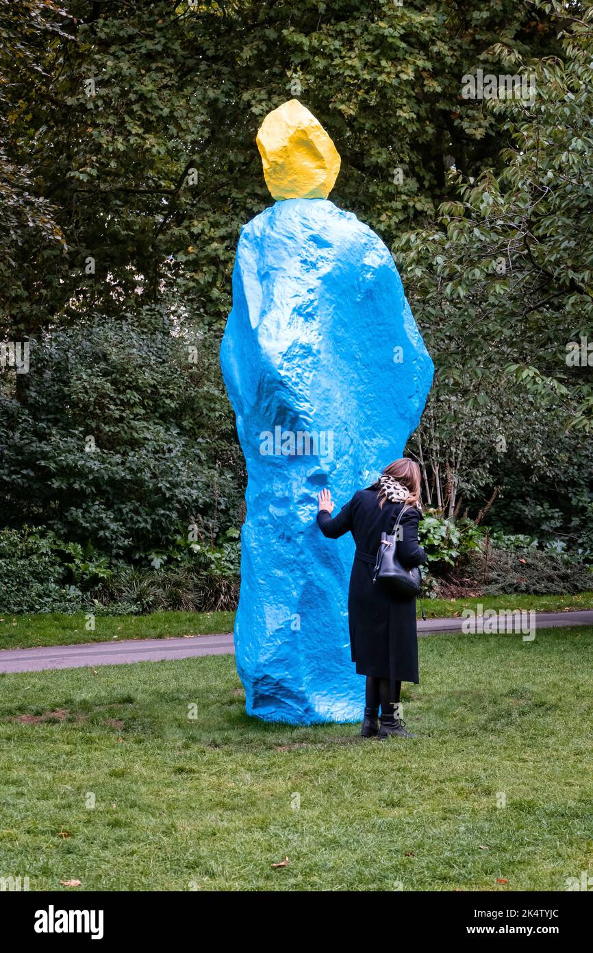 Yellow Blue Monk by Ugo Rondinone at the Frieze Sculpture display in the English Garden Regents Park London UK Stock Photo