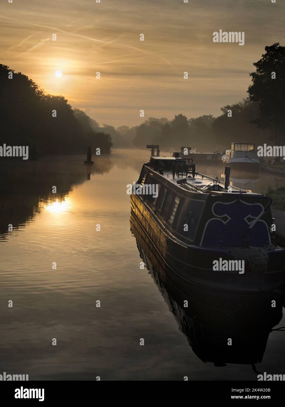 Abingdon-on-Thames claims to be the oldest town in England. And the River Thames runs through its heart. In this idyllic scene, we see a quite beautif Stock Photo