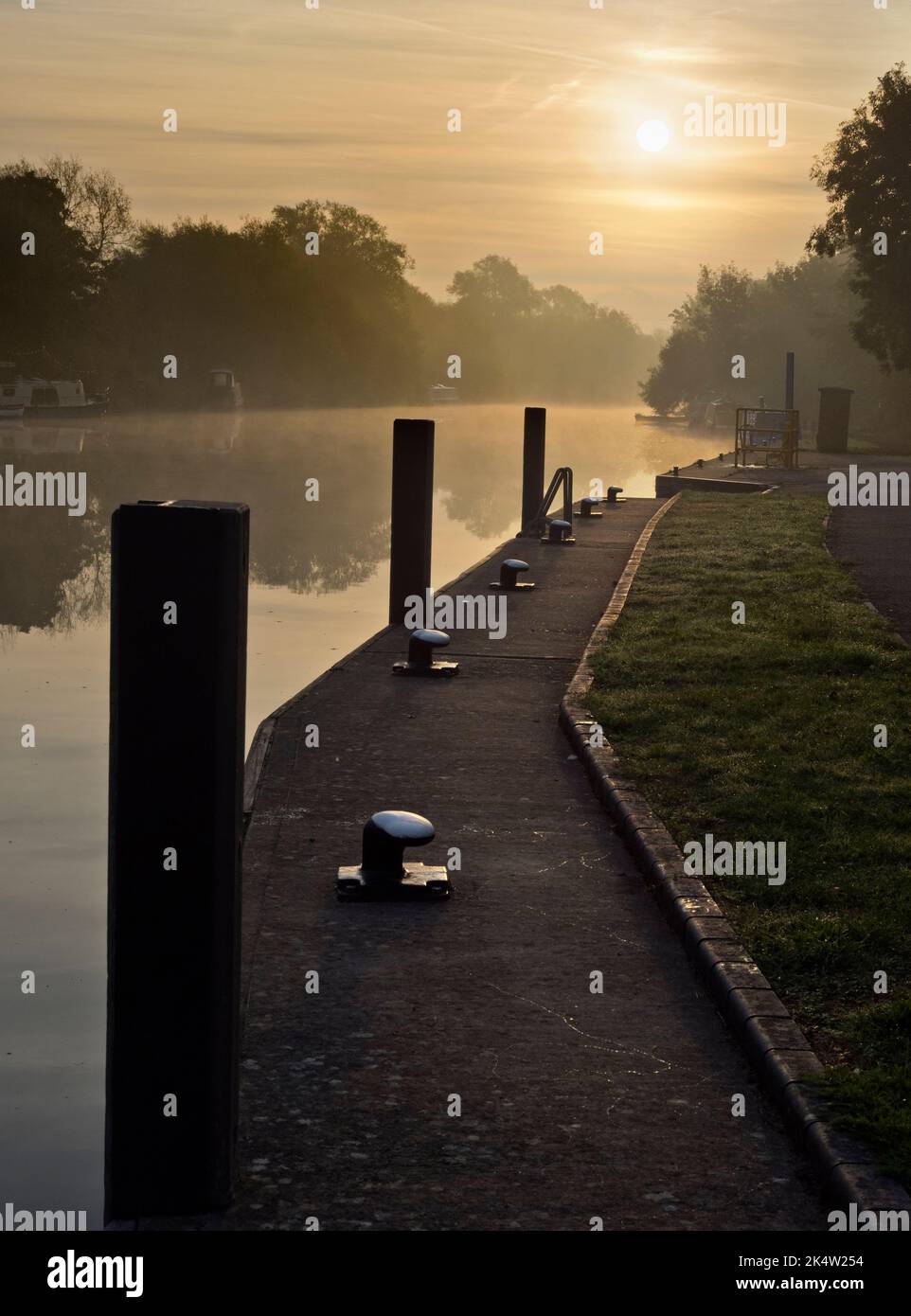 Close-up of mooring post by Abingdon lock gates on a luminous, misty Autumn sunrise; these scenic locks are on the River Thames just upstream of Abing Stock Photo