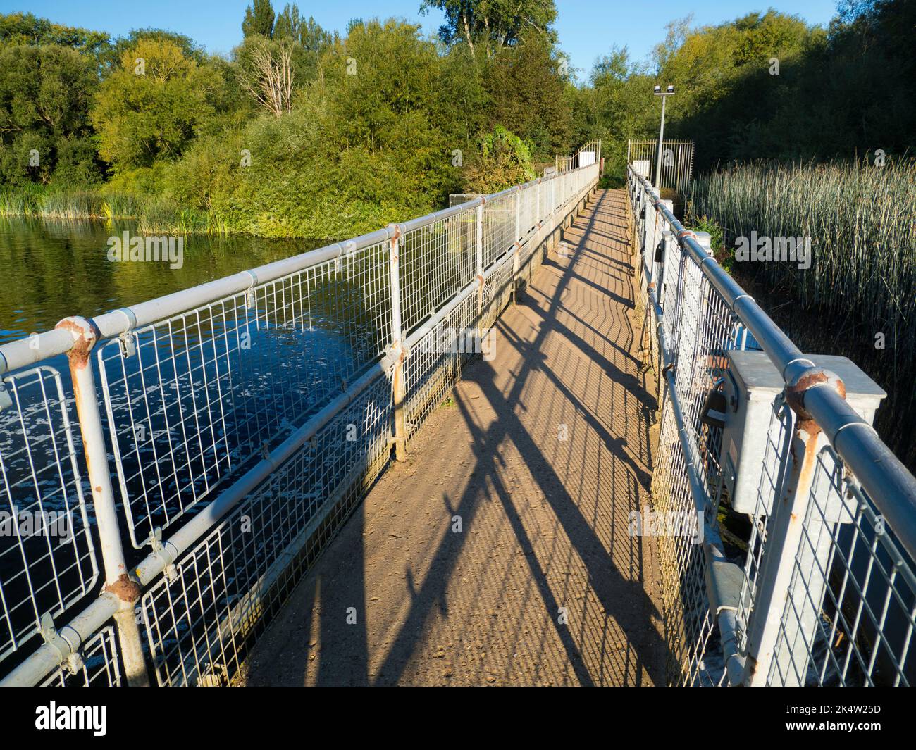Abingdon-on-Thames claims to be the oldest town in England. And the River Thames runs through its heart. Here we see the footbridge over Abingdon Weir Stock Photo