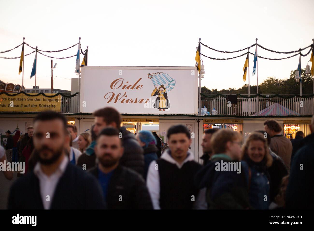 Munich, Germany. 03rd Oct, 2022. Oide Wiesn. Hundreds of thousands visit the Oktoberfest 2022 on October 3rd, 2022 in Munich, Germany. As the weather was cold and/or wet all over the this year's Wiesn many stayed at home. On the last day as the sund was shining the Oktoberfest was crowded again. (Photo by Alexander Pohl/Sipa USA) Credit: Sipa USA/Alamy Live News Stock Photo