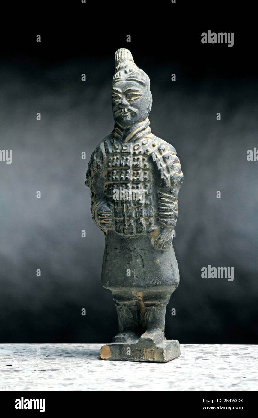 Vertical shot statue warrior hi-res stock photography and images - Alamy