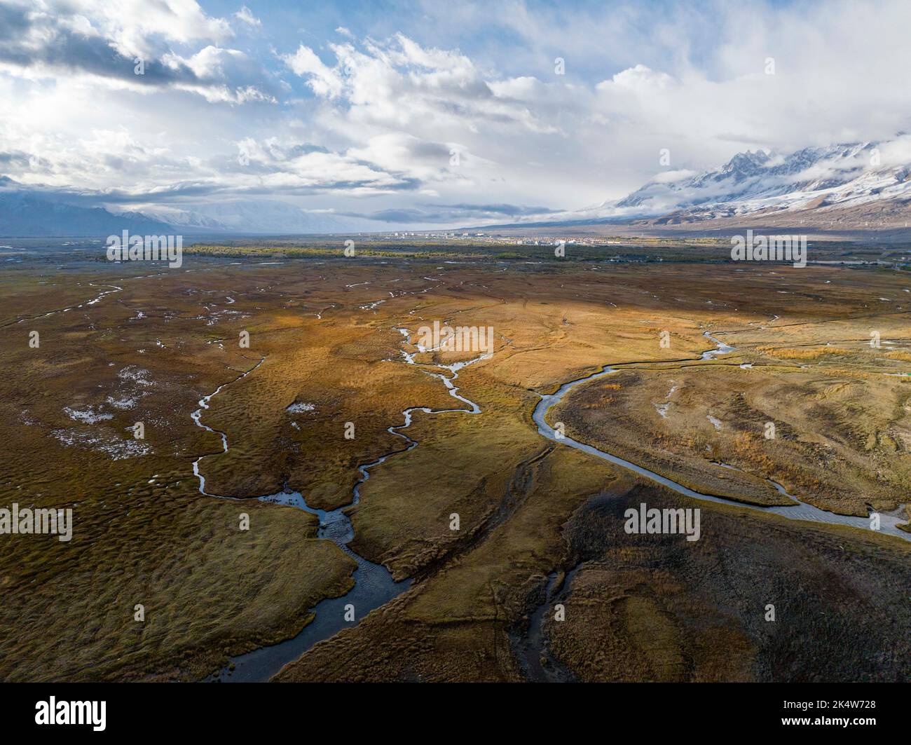Urumqi. 4th Oct, 2022. Aerial photo taken on Oct. 4, 2022 shows a ...