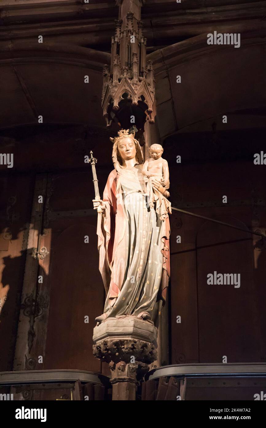 star dress Madonna above the main portal in Freiburg Minster, cathedral, Freiburg im Breisgau, Baden-Wuerttemberg, Germany. Sternenkleidmadonna ueber Stock Photo