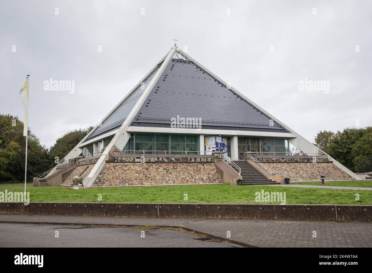 the pyramid shape church St. Christopher on the A5 freeway near Baden-Baden, Baden-Wuerttemberg, Germany. die pyramidenfoermige Autobahnkirche St. Chr Stock Photo