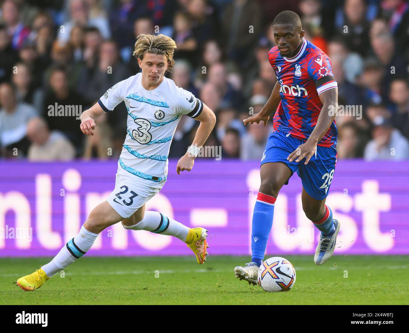 01 Oct 2022 - Crystal Palace v Chelsea - Premier League - Selhurst Park  Chelsea's Conor Gallagher and Crystal Palace's Cheick Doucoure during the Premier League match at Selhurst Park. Picture : Mark Pain / Alamy Live News Stock Photo