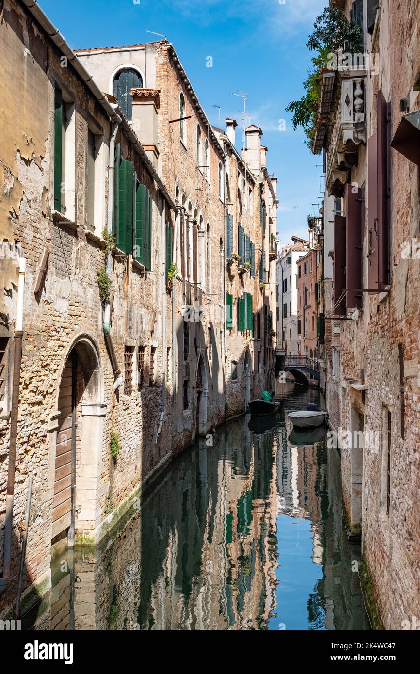 Residential narrow canal boats hi-res stock photography and images - Alamy