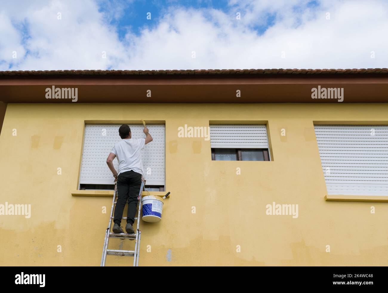 Painting house exterior ladder hi-res stock photography and images - Alamy
