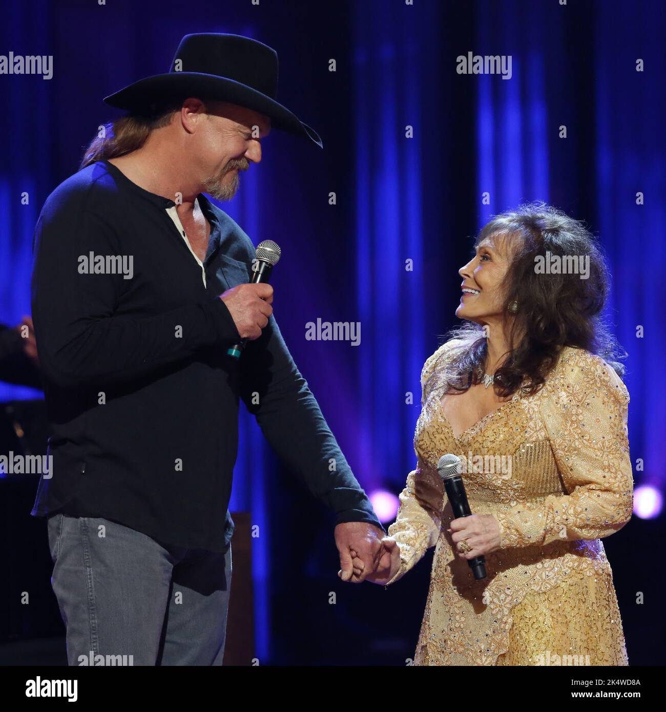 country-music-legend-loretta-lynn-has-died-peacefully-at-home-today-at