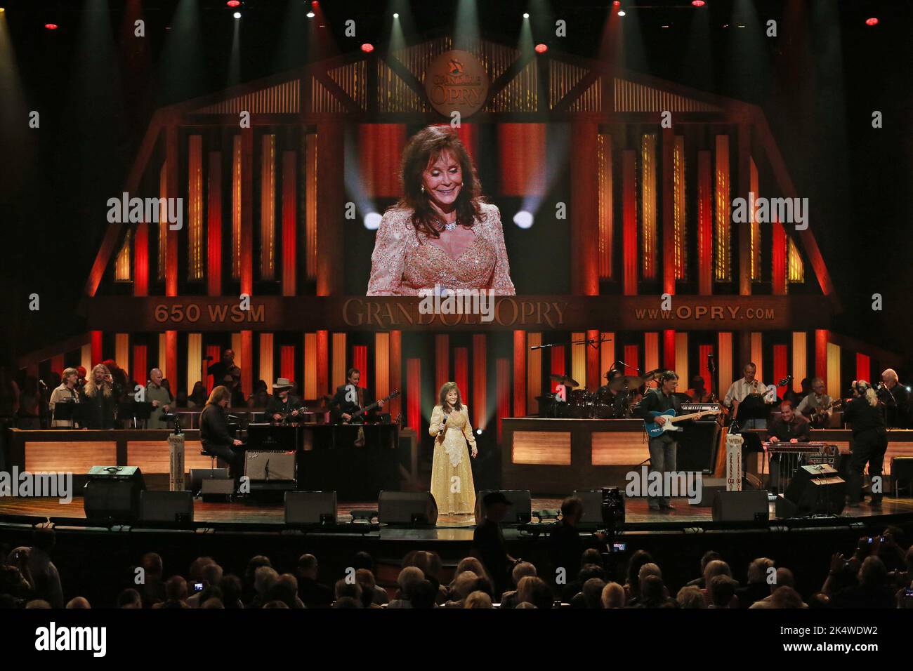 country-music-legend-loretta-lynn-has-died-peacefully-at-home-today-at