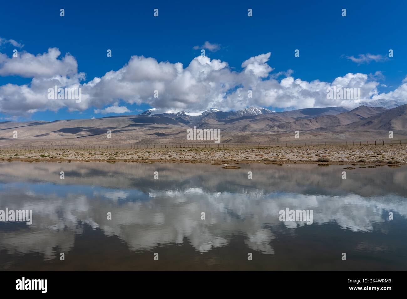 High mountains near water hi-res stock photography and images - Alamy