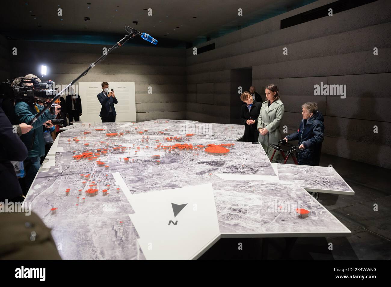 Warschau, Poland. 04th Oct, 2022. Wanda Traczyk-Stawska (r-l), veteran of the Warsaw Uprising, Annalena Baerbock (Bündnis 90/Die Grünen), Foreign Minister, and Karolina Ziebinska-Lewandowska, Director of the Museum of the City of Warsaw, visit the Memorial Chamber during a memorial visit to the Warsaw Uprising Cemetery. The Memorial Chamber documents massacres of Wola and fate of Warsaw civilians during the 1944 Uprising and after. Credit: Christoph Soeder/dpa/Alamy Live News Stock Photo