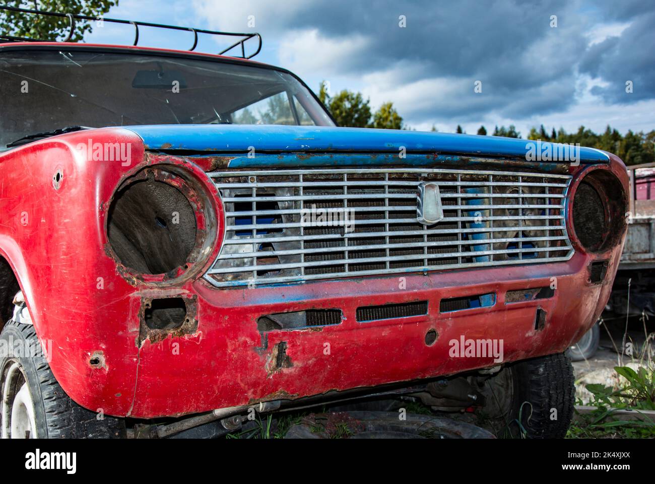 Vintage abandoned classic car hi-res stock photography and images - Alamy