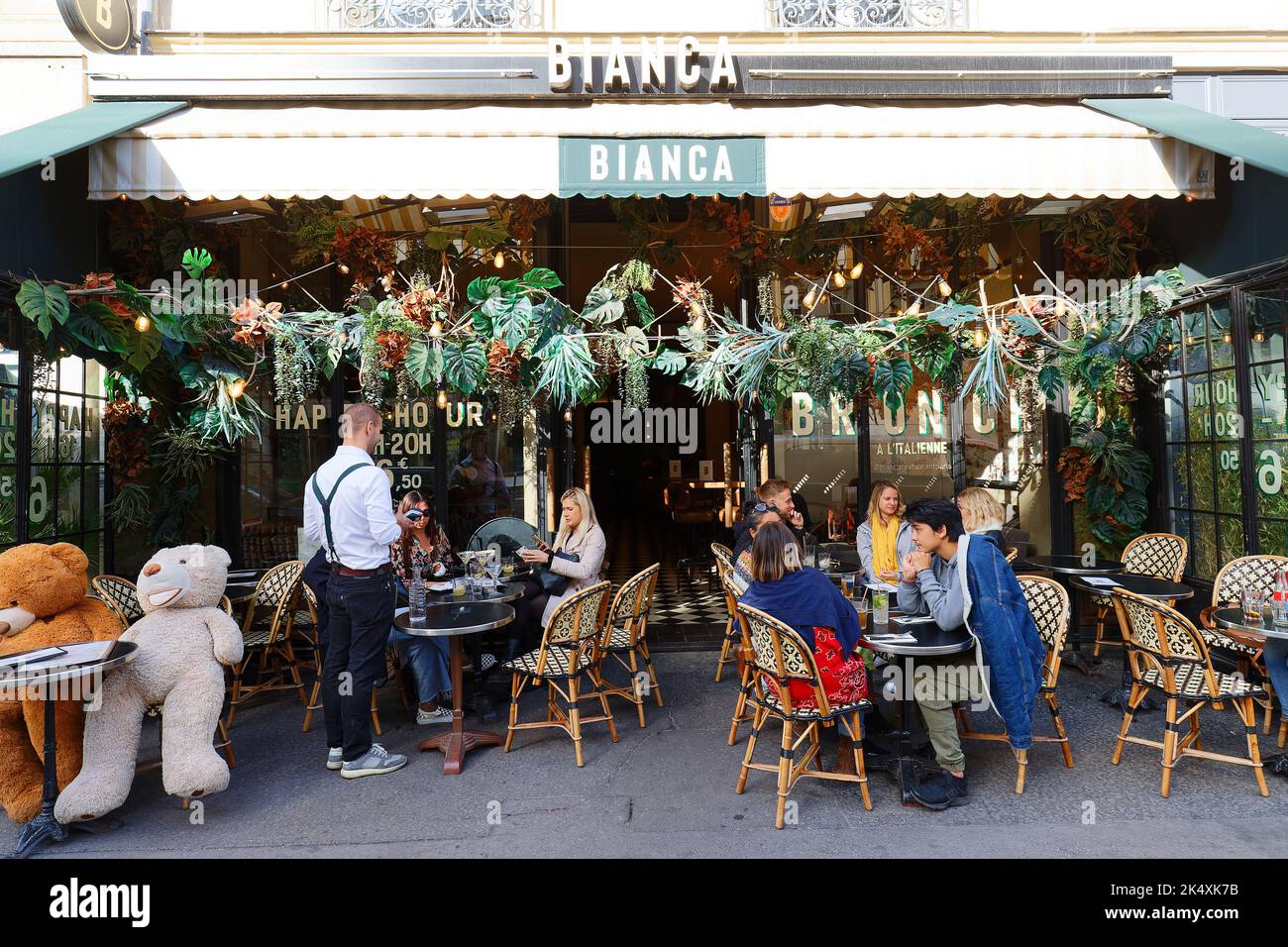 Italian restaurant exterior paris hires stock photography and images Alamy