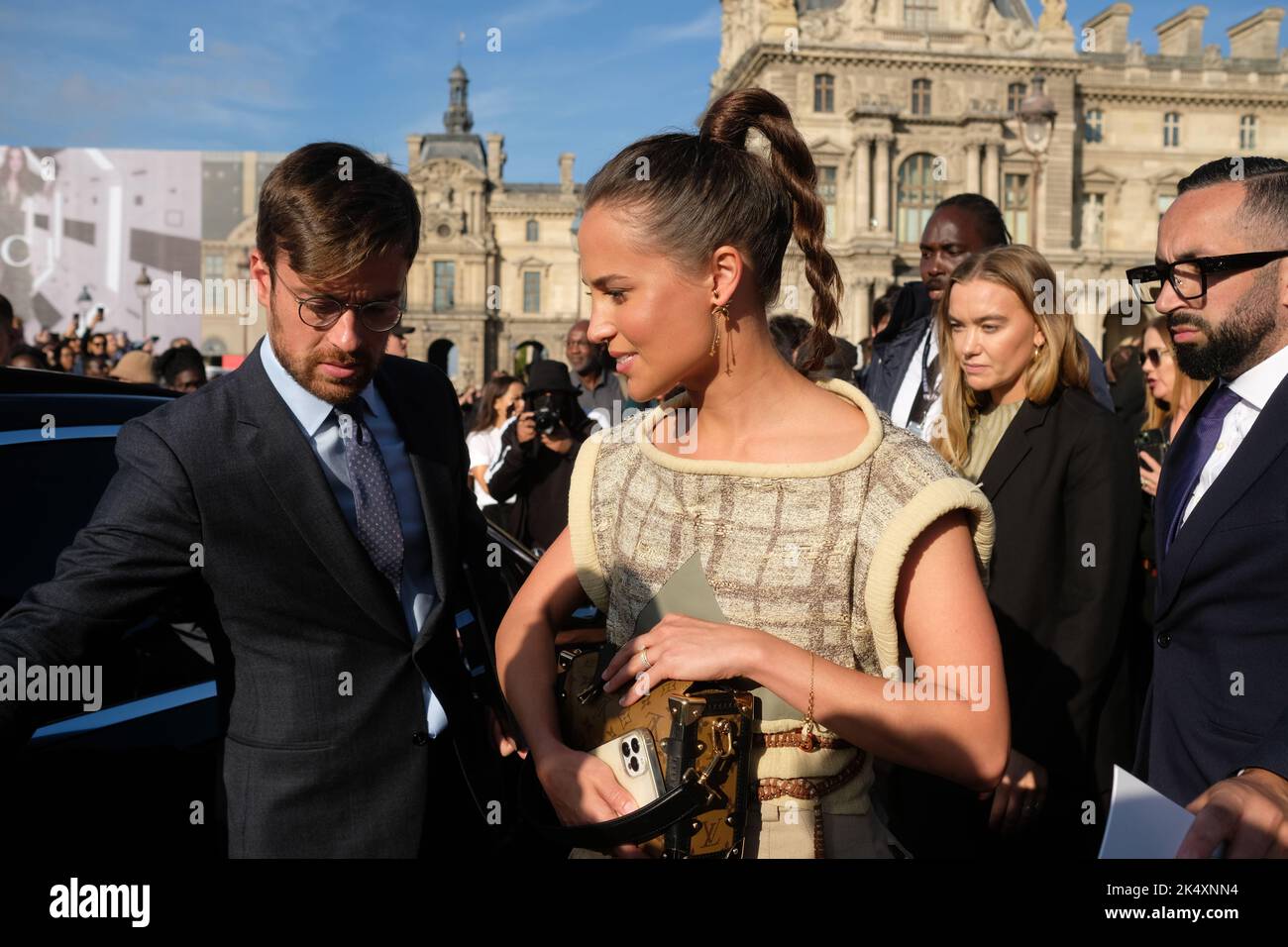De nombreuses personnalités,actrices, mannequins, influenceuses se sont retrouvées au défilé Louis Vuitton dans le palais du Louvre à Paris Stock Photo