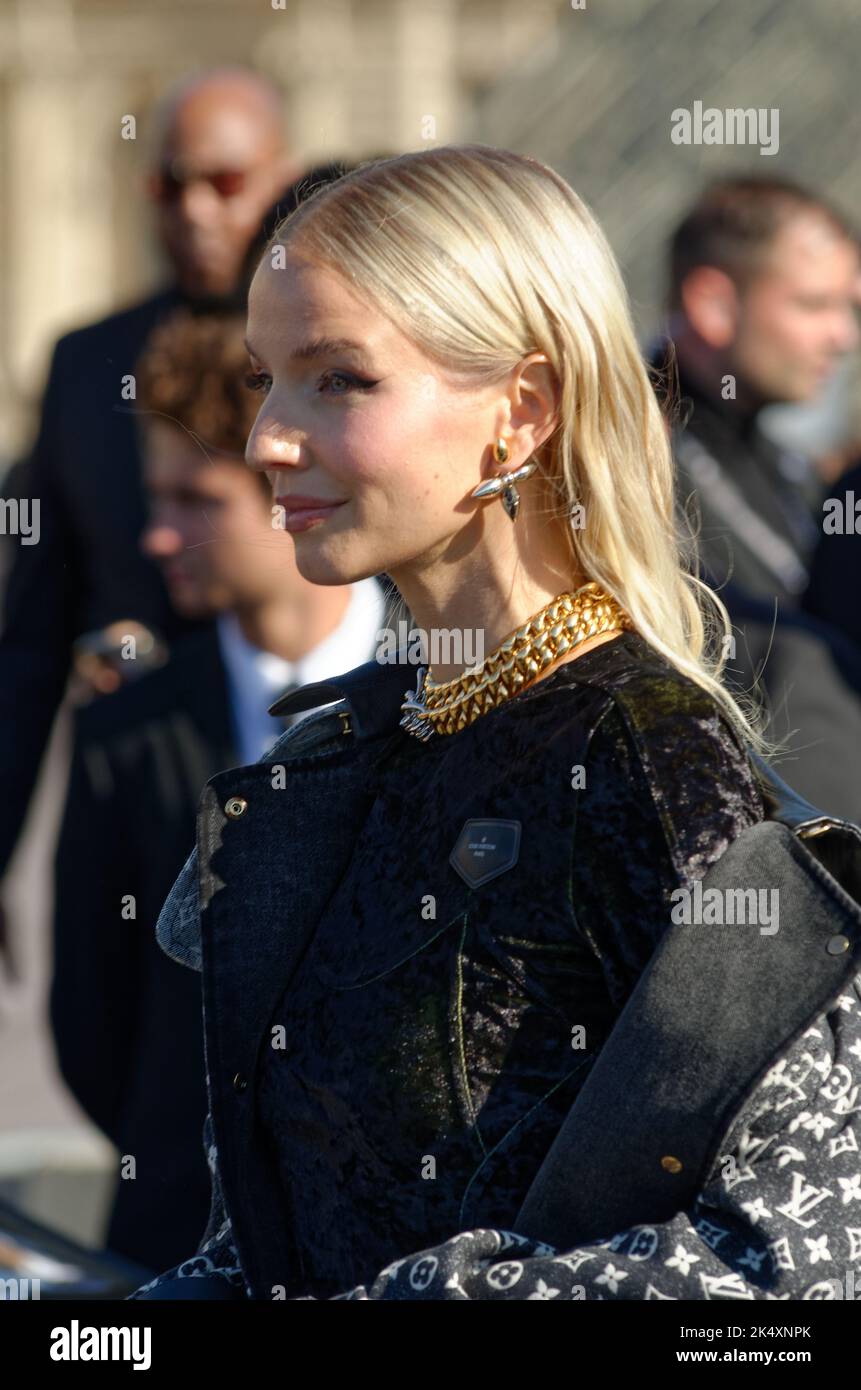 De nombreuses personnalités,actrices, mannequins, influenceuses se sont retrouvées au défilé Louis Vuitton dans le palais du Louvre à Paris Stock Photo