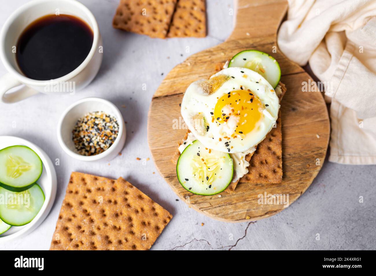 Healthy crispbread breakfast. Whole wheat with cream cheese, cucumbers and  egg. Whole Grain Crispbread for low calory diet Stock Photo - Alamy