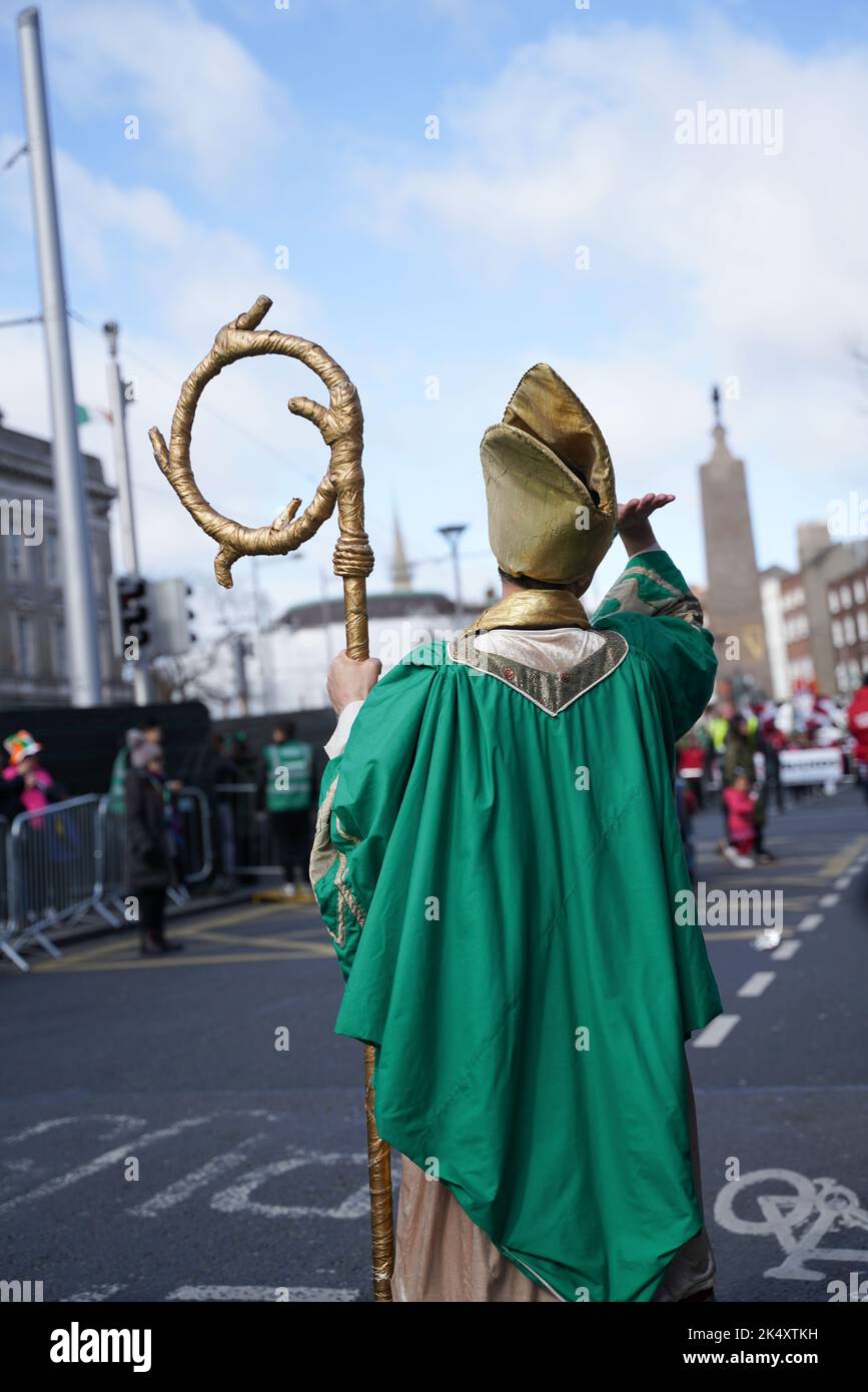 A man dressed in Irish clothing holding a Shillelagh on Saint Patrick's Day Stock Photo