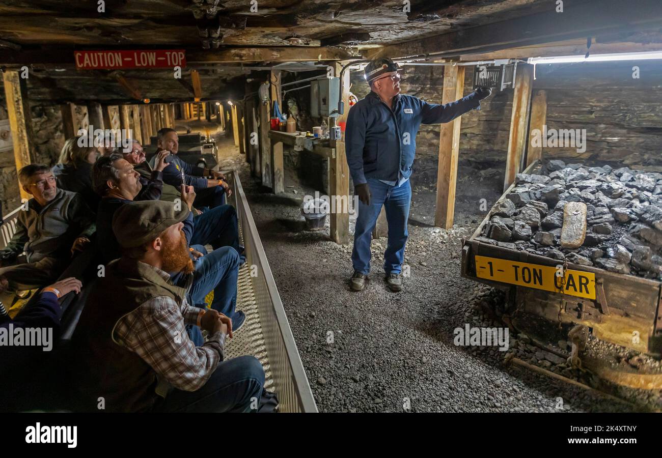 Beckley, West Virginia - Retired coal miner Jack Turner leads visitors on a tour of the Beckley Exhibition Coal Mine. The low-seam coal mine operated Stock Photo