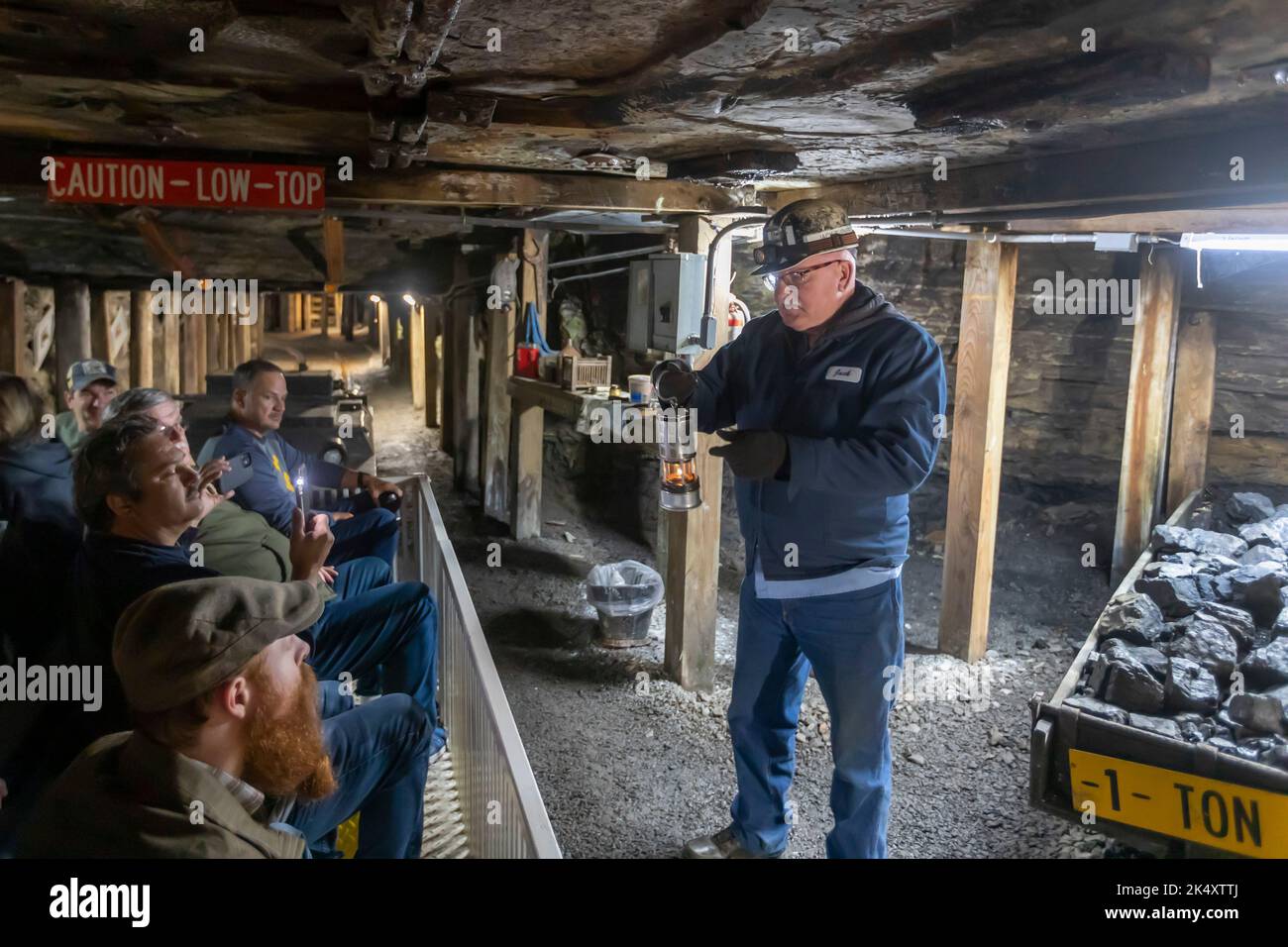 Beckley, West Virginia - Retired coal miner Jack Turner leads visitors on a tour of the Beckley Exhibition Coal Mine. The low-seam coal mine operated Stock Photo