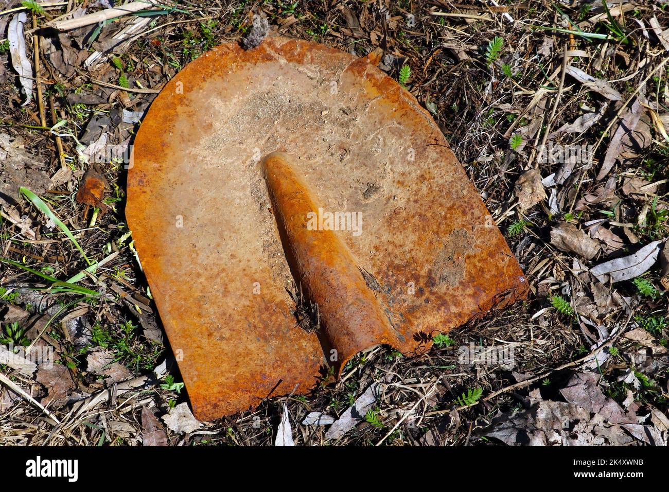 Old iron shovel digging hi-res stock photography and images - Alamy
