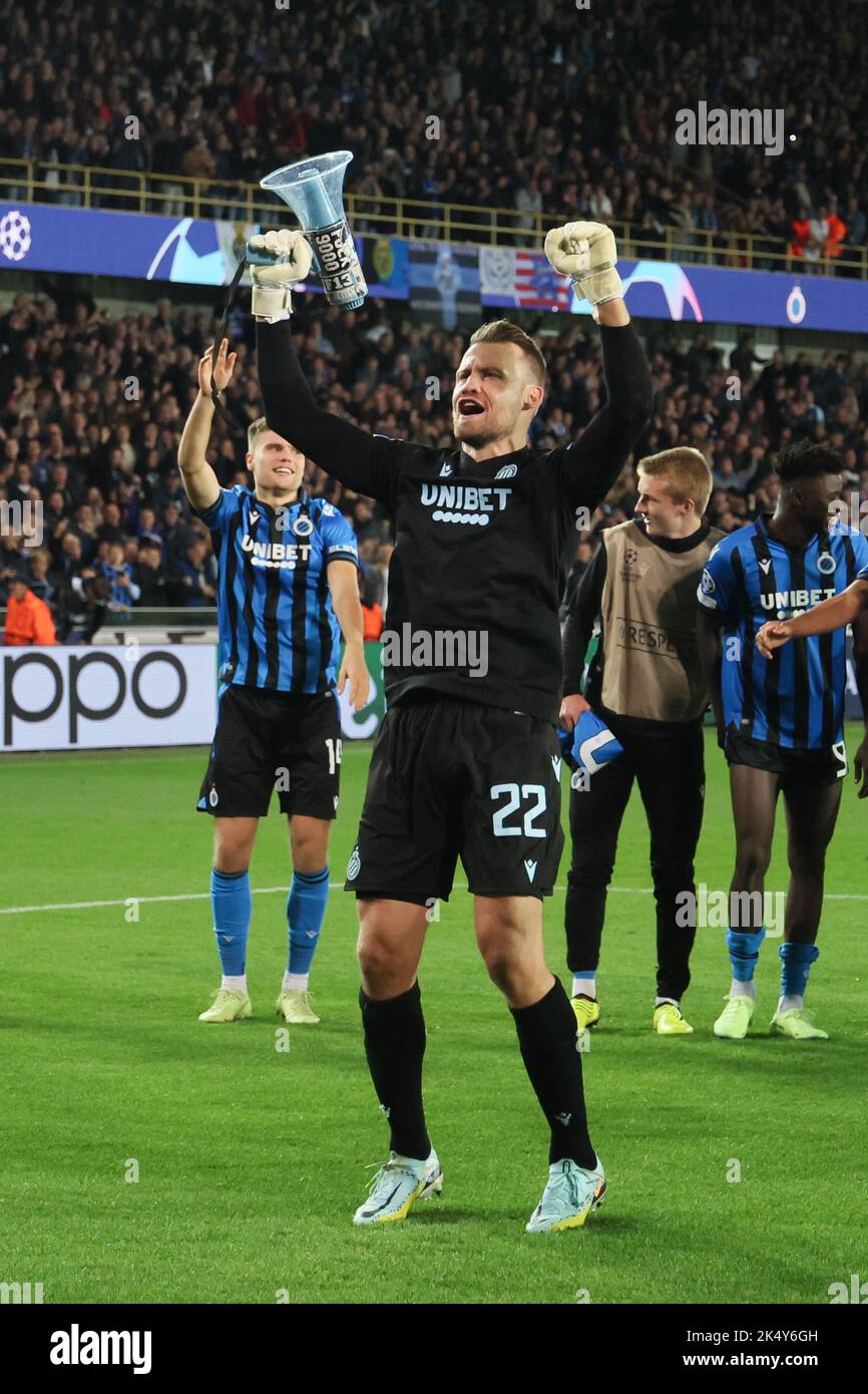 Brugge, Belgium. 04th Oct, 2022. Club's goalkeeper Simon Mignolet celebrates after winning a soccer game between Belgian Club Brugge KV and Spanish Atletico de Madrid, Tuesday 04 October 2022 in Brugge, on day 3/6 of the UEFA Champions League group stage. BELGA PHOTO BRUNO FAHY Credit: Belga News Agency/Alamy Live News Stock Photo