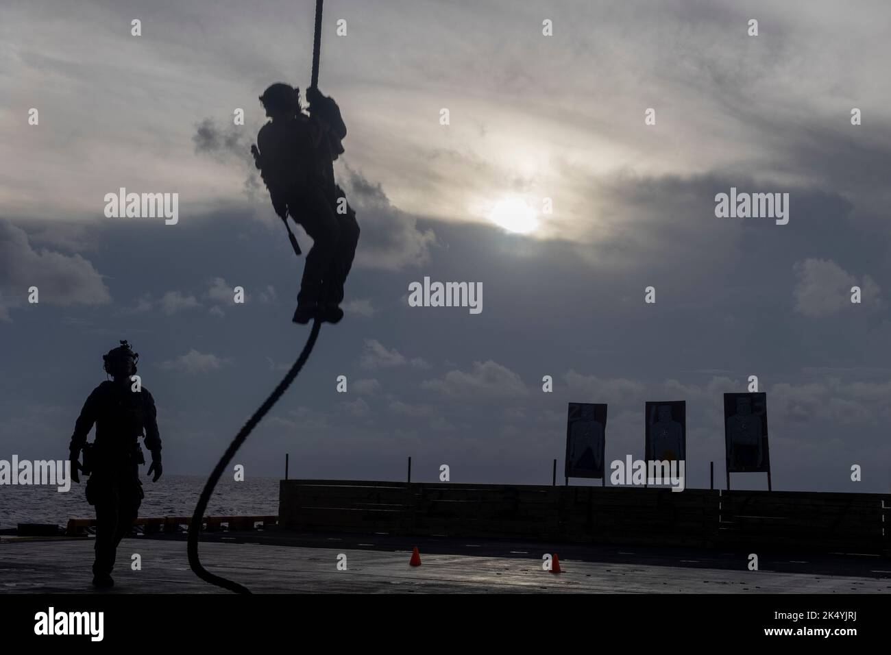 Marines fast rope drill hi-res stock photography and images - Alamy